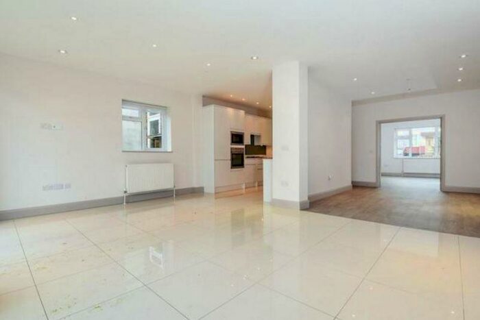 5 Bedroom Semi-Detached House To Rent In Montpelier Rise, Golders Green, NW11