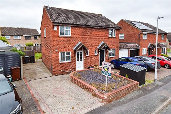 3 Bedroom Semi Detached House For Sale In Midsummer Road, Snodland, Kent, ME6