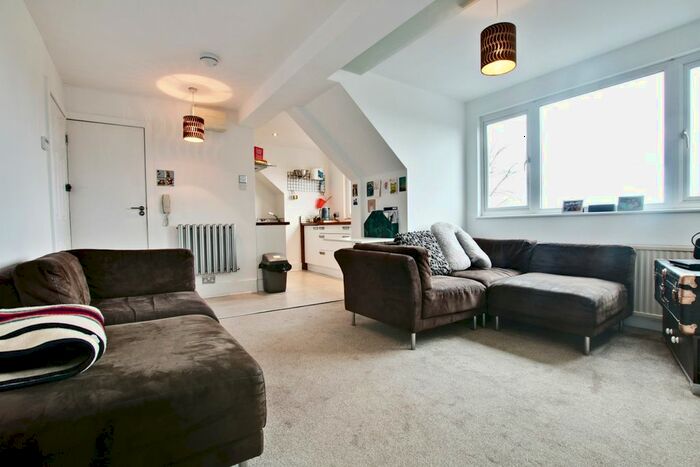 1 Bedroom Flat To Rent In Madeira Avenue, Bromley, BR1