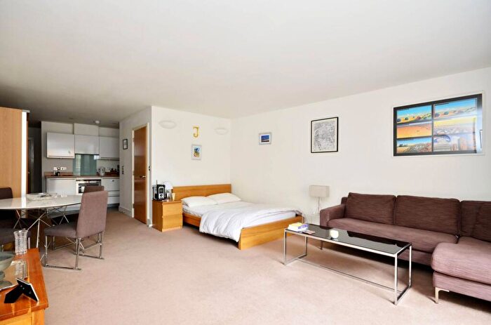 Studio To Rent In Kingsway Square, Battersea, London, SW11