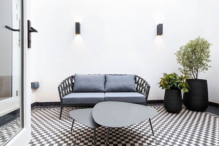 2 Bedroom Flat To Rent In Prince Of Wales Terrace, High Street Kensington, London, W8