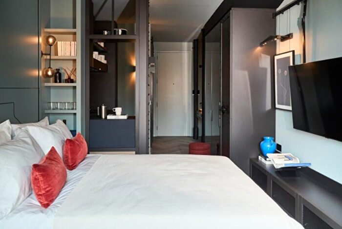 Studio To Rent In Haydon Way, London, SW11