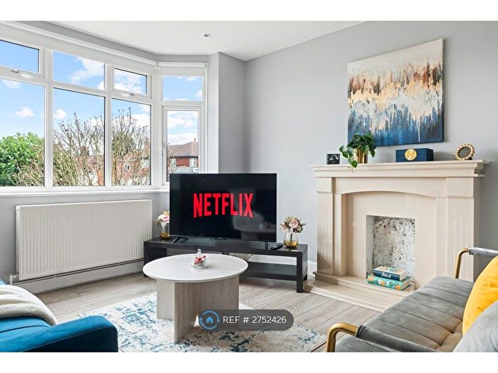 3 Bedroom Detached House To Rent In Valley Road, Nottingham, NG5