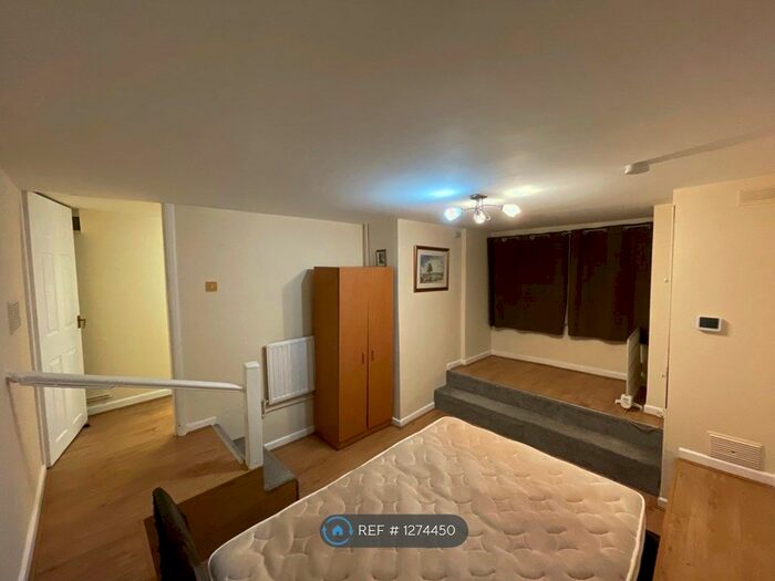 Studio To Rent In East Bank, London N16