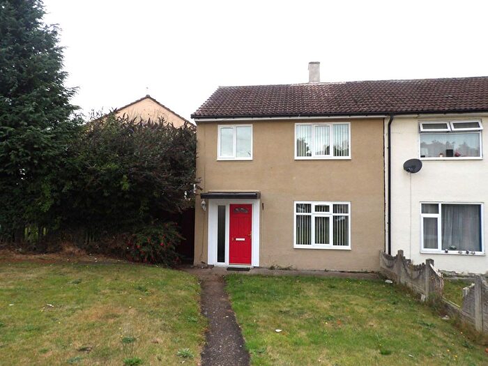 3 Bedroom Semi-Detached House To Rent In Chestnut Avenue, New Rossington, Doncaster, DN11