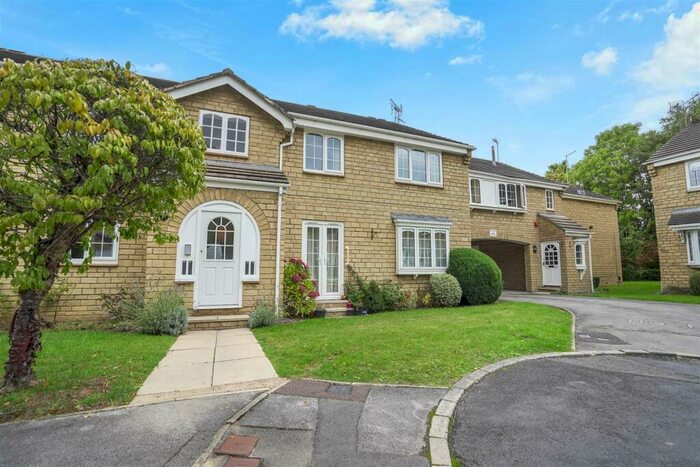 2 Bedroom Flat To Rent In Oakdene Vale, Leeds, West Yorkshire, LS17