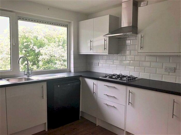 2 Bedroom Flat To Rent In Thirlestane, St Albans, Hertfordshire, AL1