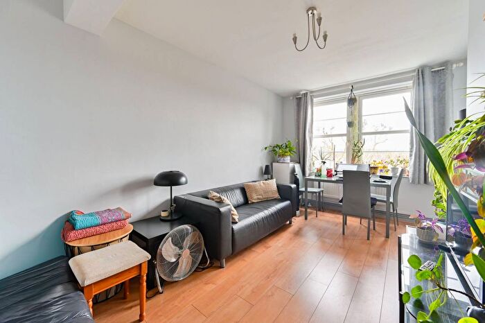 2 Bedroom Flat To Rent In Kinglake Estate, Elephant And Castle, London, SE17