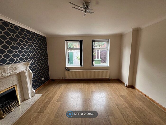 3 Bedroom Terraced House To Rent In Thornhill Road, Leeds, LS12