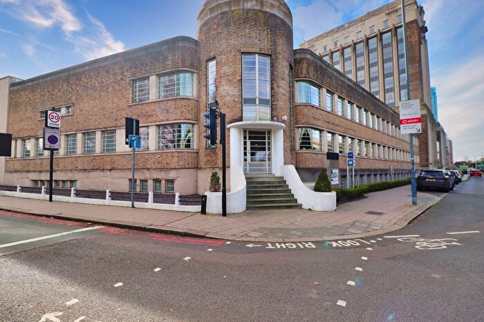 2 Bedroom Flat For Sale In Wallis House, Great West Road, Brentford, TW8