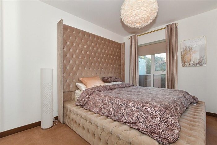 2 Bedroom Flat For Sale In Rosalind Drive, Maidstone, Kent, ME14