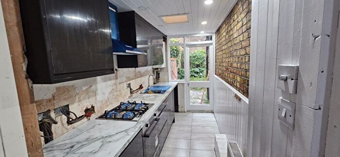 2 Bedroom Flat To Rent In East Bank, Stamford Hill London, N16