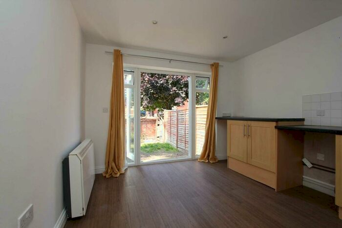 1 Bedroom Flat To Rent In King Edward Avenue, Worthing, BN14