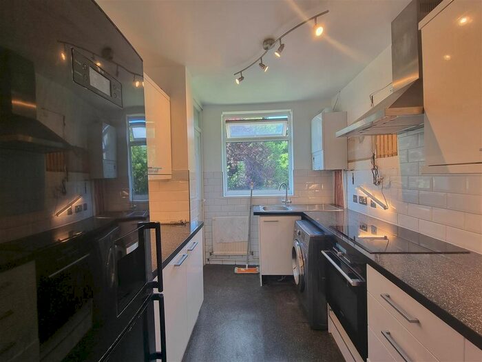 2 Bedroom Flat To Rent In Meadowcroft Road, Palmers Green, London, N13