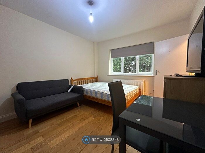 Studio To Rent In Holders Hill Crescent, London, NW4