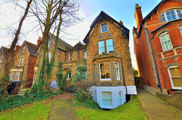 1 Bedroom Flat To Rent In Waterden Road, Guildford, Surrey, GU1