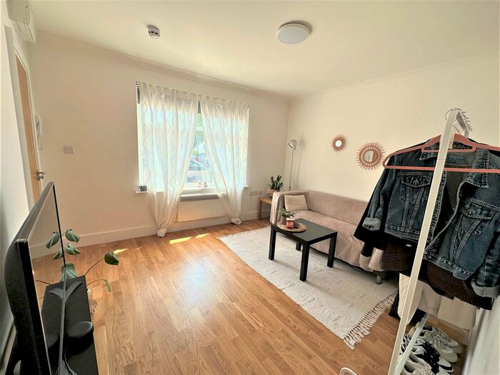 1 Bedroom Flat To Rent In Antrobus Road, Chiswick, London, W4