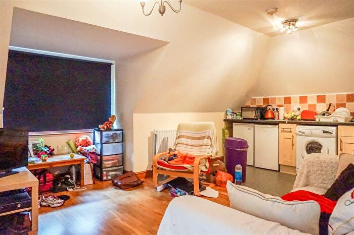 1 Bedroom Flat To Rent In Flat Headingley House, Ash Road, Leeds, LS6