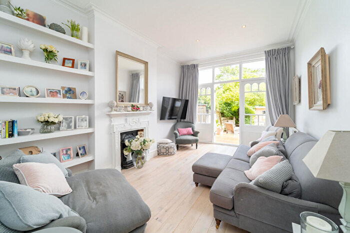 2 Bedroom Apartment For Sale In Warner Road, Crouch End, N8