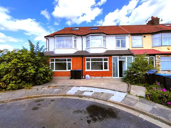 3 Bedroom Flat To Rent In Rydal Way, Enfield, EN3