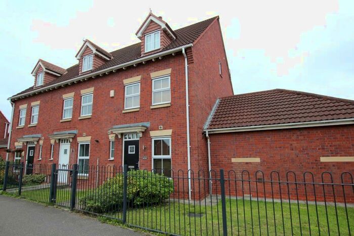 3 Bedroom Town House To Rent In Rivelin Park, Kingswood, Hull, HU7
