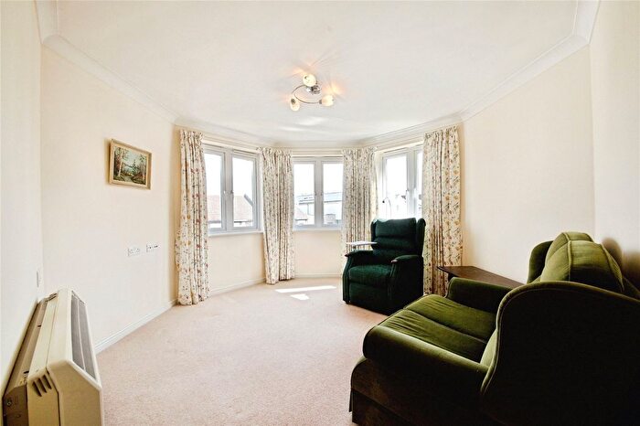 2 Bedroom Flat For Sale In Argent Court, Barnet, EN5