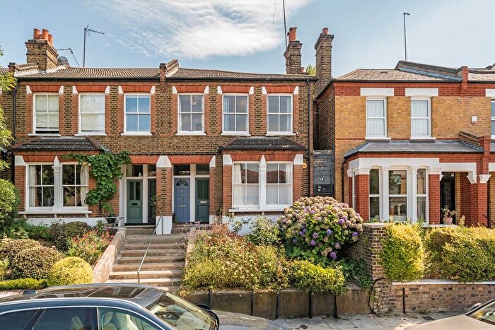 3 Bedroom Maisonette For Sale In Hillcourt Road, Peckham, SE22