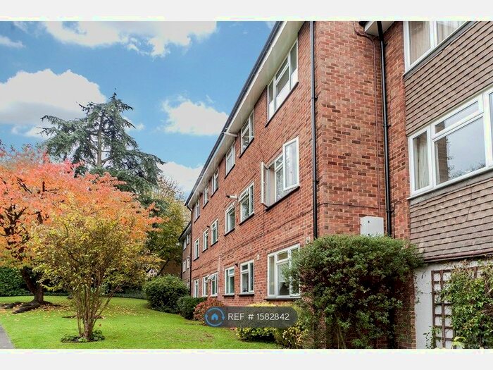 2 Bedroom Flat To Rent In Avondale Court, Sutton, SM2