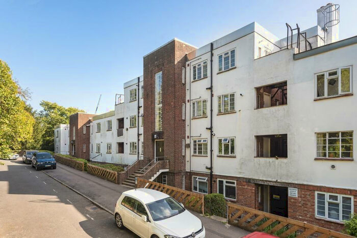 2 Bedroom Flat To Rent In The Woodlands, London, SE19