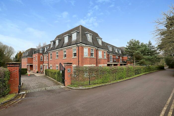 2 Bedroom Flat For Sale In Castlecroft Road, Castlecroft, Wolverhampton, WV3