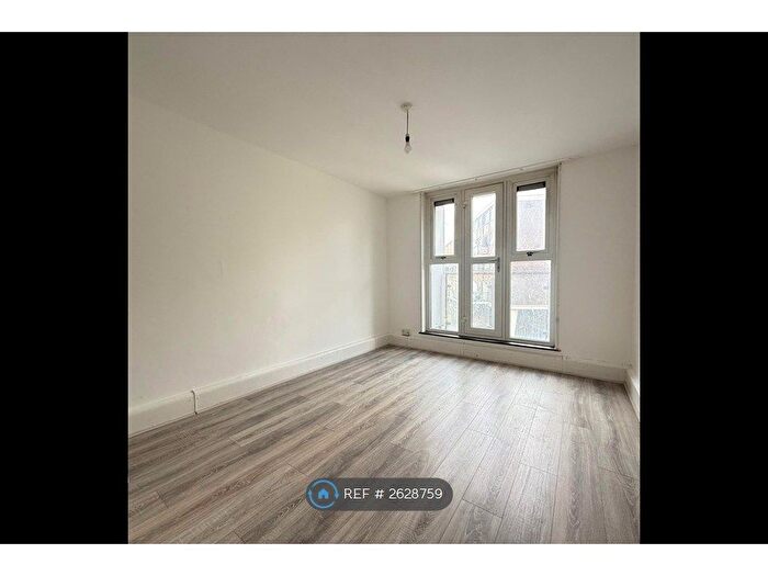 2 Bedroom Flat To Rent In Weybridge Point, London, SW11