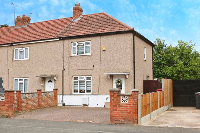 3 Bedroom End Terrace House For Sale In Mead Avenue, Langley, SL3