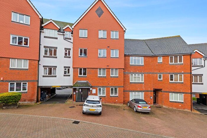 2 Bedroom Flat For Sale In Tower Close, East Grinstead, RH19