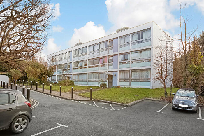 1 Bedroom Flat To Rent In Elm Court, Belmont Hill, London, SE13