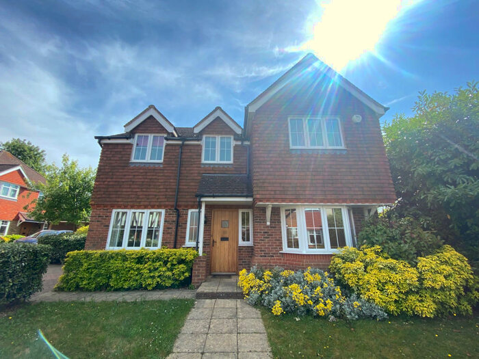4 Bedroom House To Rent In Wyvern Close, Chelsfield, BR6