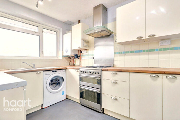 2 Bedroom Apartment For Sale In Manor Road, Romford, RM1