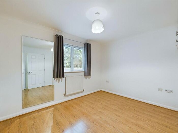 2 Bedroom Flat For Sale In Fernhill Place, Sherfield-On-Loddon, RG27