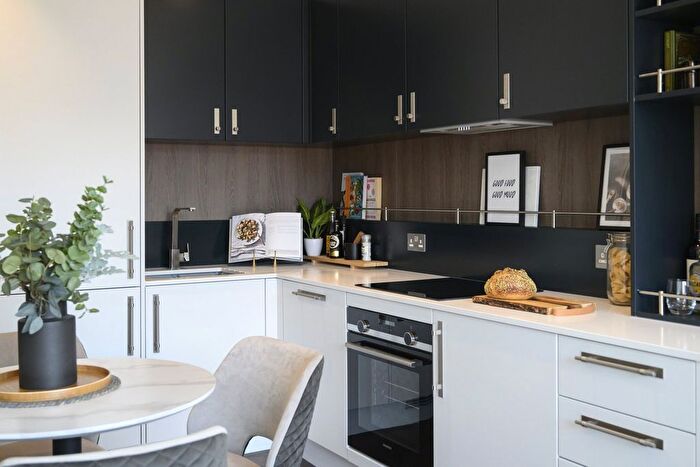 2 Bedroom Flat For Sale In Fairfield Avenue, Staines, Surrey, TW18