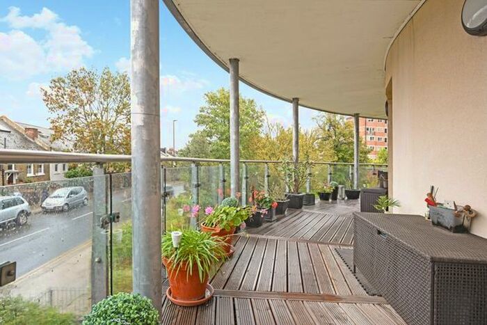 2 Bedroom Flat To Rent In Dryburgh Road, London, SW15