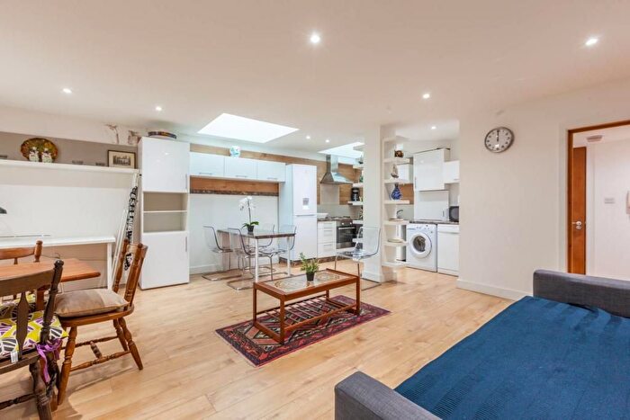 1 Bedroom Flat To Rent In King's Cross Road, London, WC1X