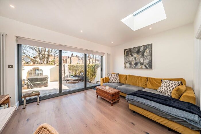 2 Bedroom Flat For Sale In Seely Road, Tooting, SW17