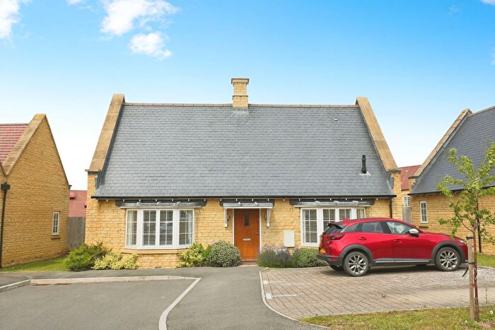 2 Bedroom Bungalow For Sale In Millet Way, Broadway, Worcestershire, WR12