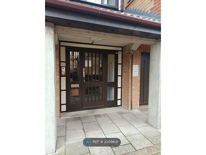 1 Bedroom Flat To Rent In Bramber Court, Brentford, TW8