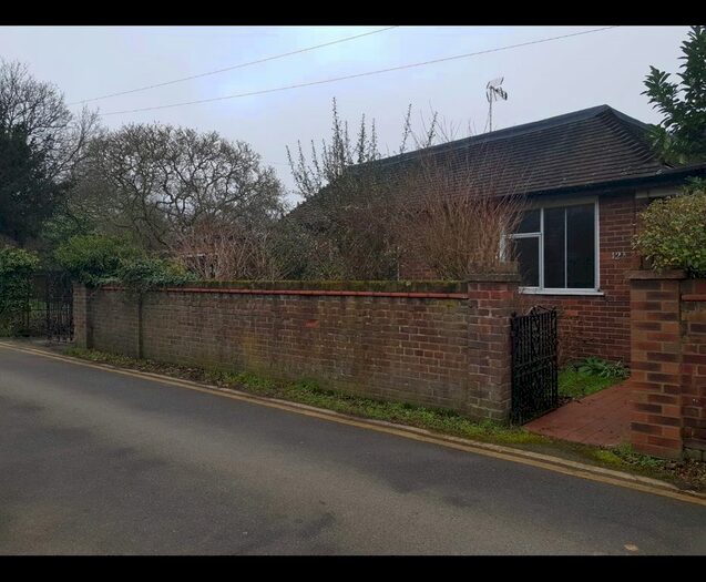 2 Bedroom Detached Bungalow To Rent In Upton Park, Slough, SL1