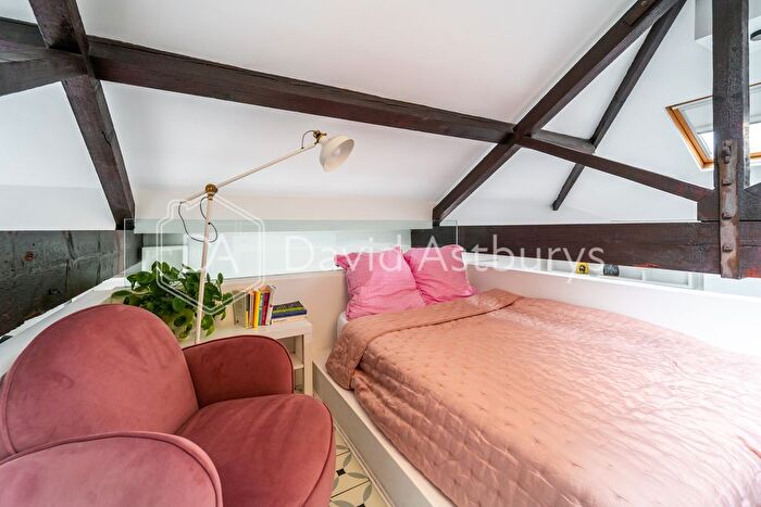 1 Bedroom Flat To Rent In Kingsway Place, Clerkenwell, London, EC1R