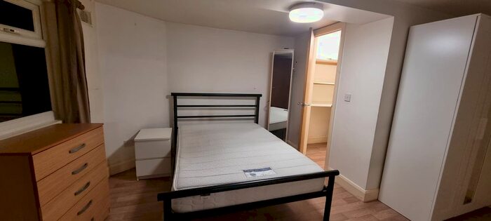 1 Bedroom Flat To Rent In Basement, Holloway Road, Archway, London, N19