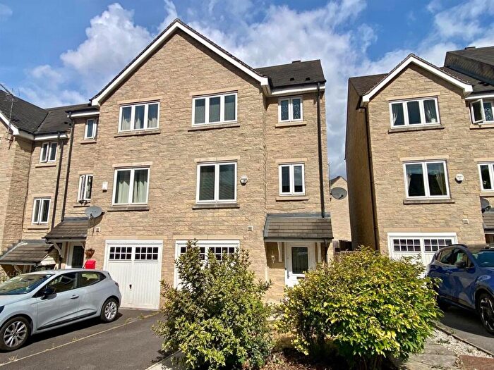 4 Bedroom Town House To Rent In Axminster Drive, Bailiff Bridge, Brighouse, HD6