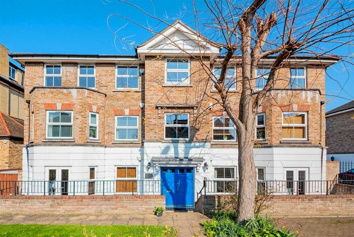 2 Bedroom Flat To Rent In Upper Richmond Road, Putney, London, SW15
