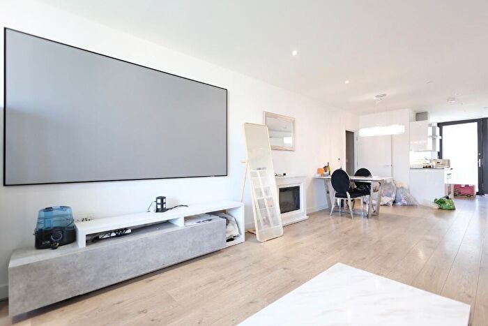 3 Bedroom Flat For Sale In Forrester Way, London, E15