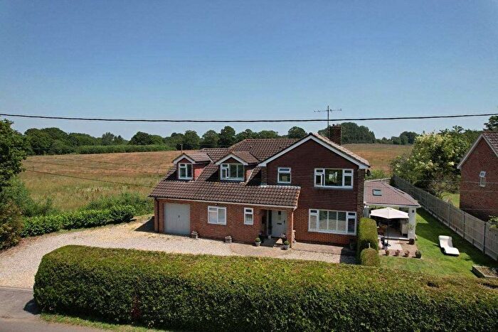 4 Bedroom Detached House For Sale In Willow Springs, Stoney Heath, RG26